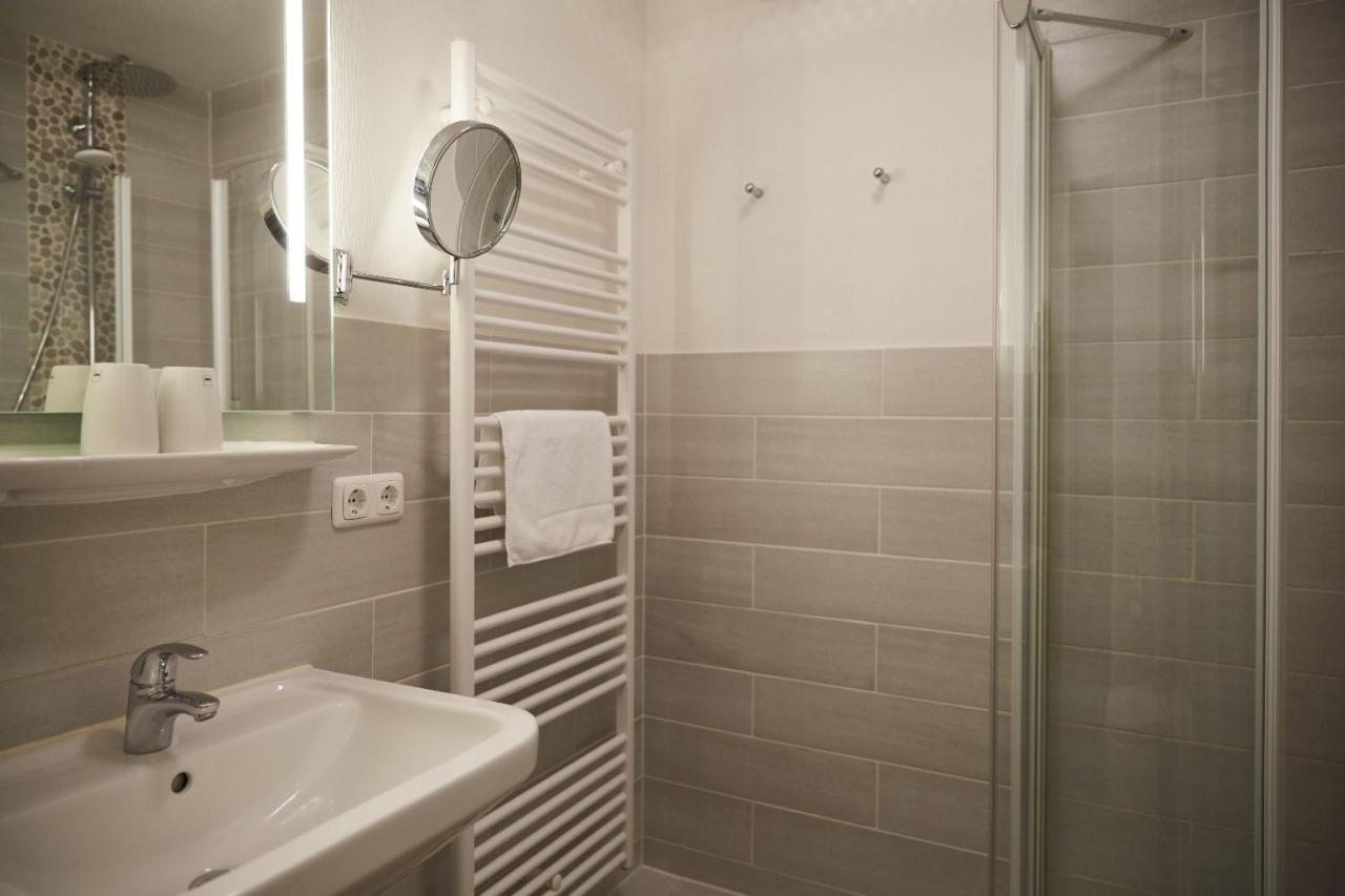Bernstein-Hotel Bootshaus Бюзум Экстерьер фото